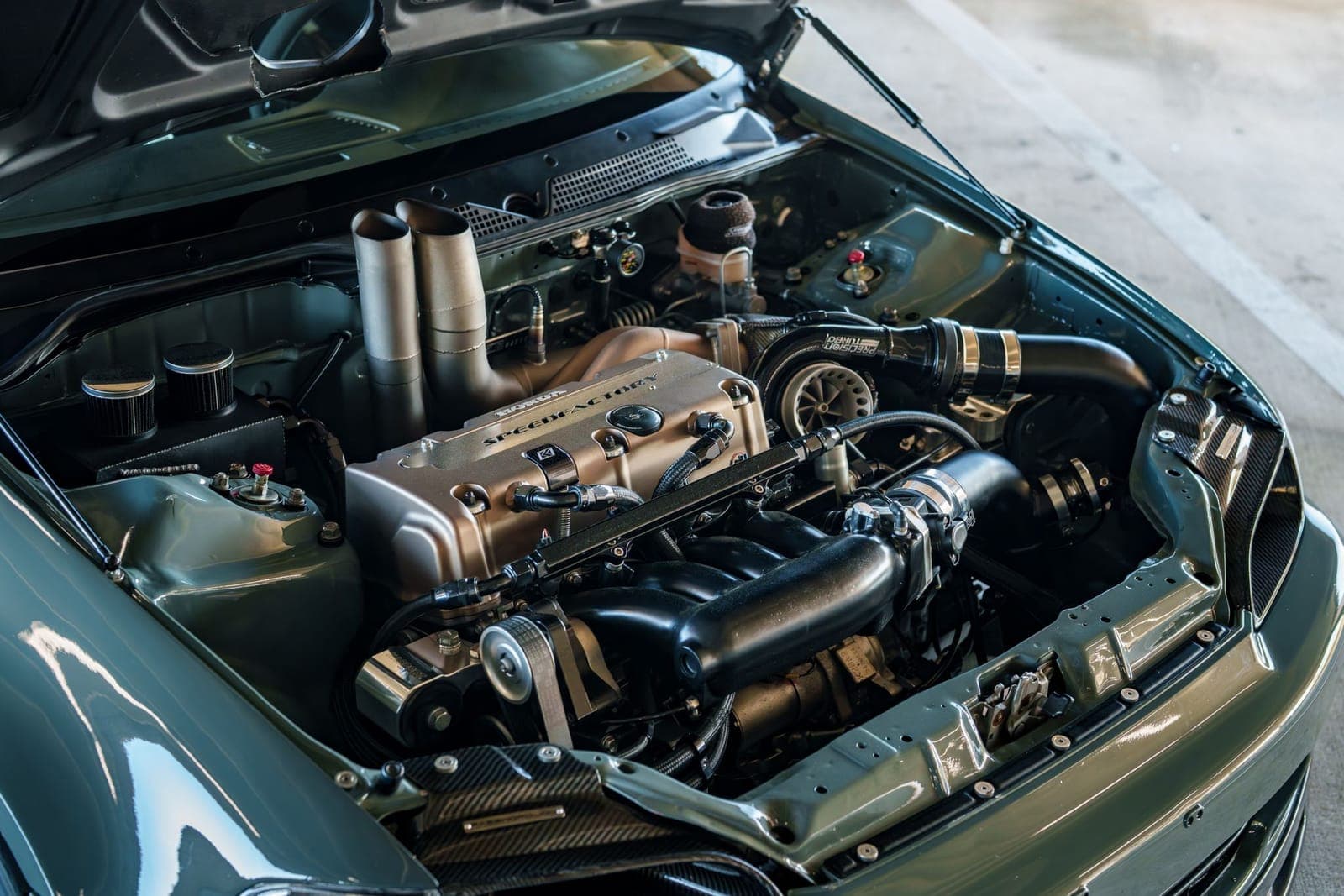 Moteur turbocompressé préparé, vu capot ouvert